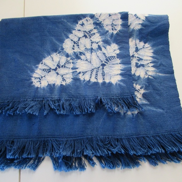 2 Blue & White floral pattern fringed table doilies - Picture 11 of 11